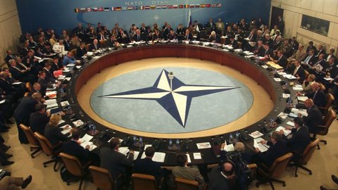 НАТО не считает Россию угрозой альянсу, но и другом - тоже