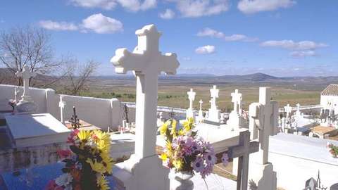 «Слабонервным не смотреть». В Испании могильщик сделал селфи с вырытым для перезахоронения трупом