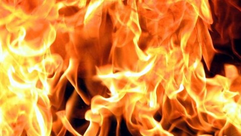 Возгорание на складе канцтоваров сегодня ночью  в Сургуте тушили более полусотни пожарных