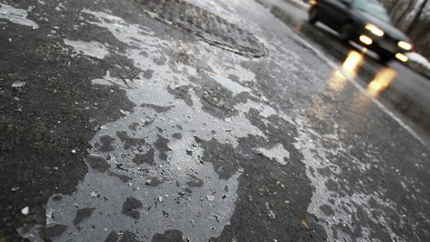 ГАИ Югры призывает водителей быть осторожнее: на дорогах гололед и снег
