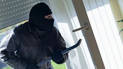 Неизвестные в Сургуте нейтрализовали охранника склада электрошокером и украли сейф