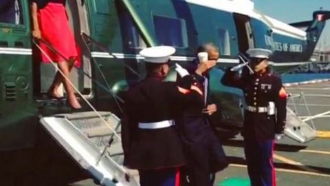 Президент США отсалютовал морским пехотинцам со стаканом в руке