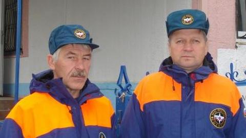 Инспекторы ГИМС успели вовремя:потерпевшие «кораблекрушение» почти замерзли в ледяном Иртыше
