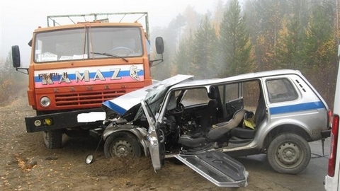 Полицейская машина врезалась в грузовик в Югре, пострадали три сотрудника МВД. ФОТО