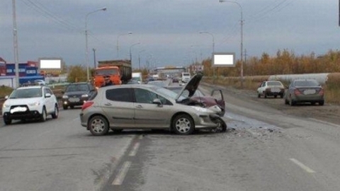 Peugeot въехал в ВАЗ на Нефтеюганском шоссе. Пострадал человек