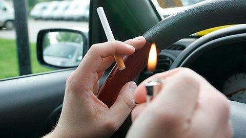 В Госдуме предложили штрафовать за курение в машине при ребенке
