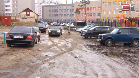 Нехватку парковок вновь обсуждают в Сургуте. На этот раз скандал развернулся на улице Каролинского