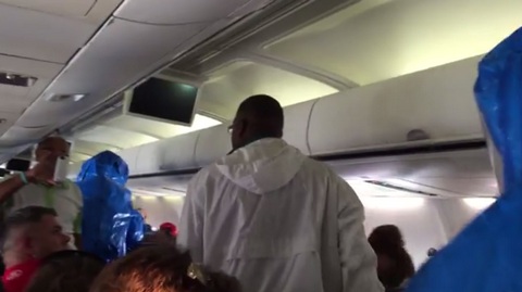 Американец, заявивший что болен лихорадкой Эбола, вызвал  панику в самолете. ВИДЕО