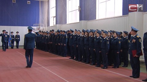 Курсанты учебного центра МЧС в Сургуте приняли присягу. Некоторые получили и первые звания