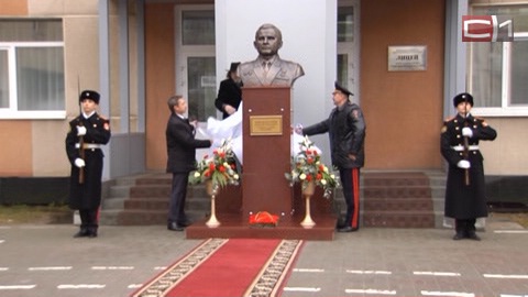 Памятник Василию Хисматулину появился в Сургуте — у входа в основанный им лицей