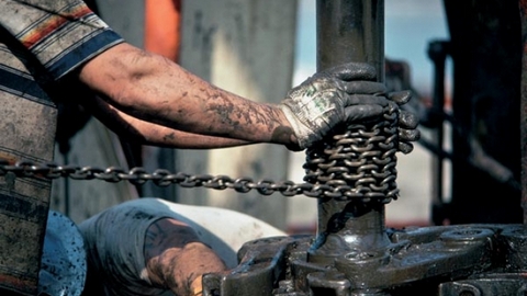 На месторождении под Нефтеюганском погиб рабочий — на него упала металлическая конструкция