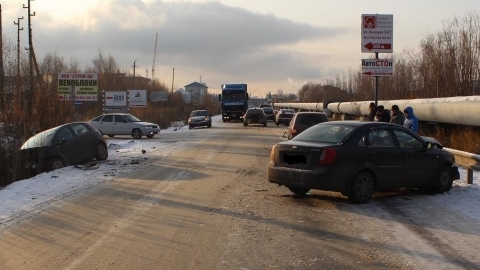 Молодой водитель на  Chevrolet «собрал» 3 автомобиля в ДТП в Сургуте