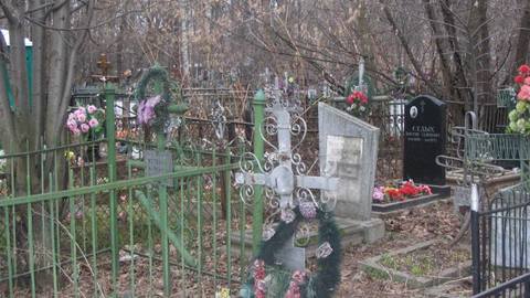 Пьяная югорчанка буянила на кладбище и разбила 10 надгробий