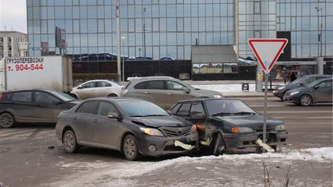Ирония судьбы: ВАЗ врезался в знак "Уступи дорогу", пострадал 7-летний ребенок