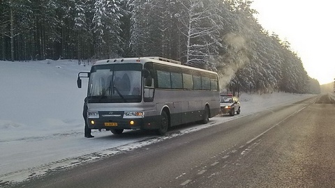 Два десятка пассажиров едва не замерзли на трассе из-за поломки едущего в Югру автобуса