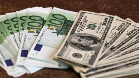 Евро — 57, доллар — 45. Курс валют продолжает расти по отношению к рублю