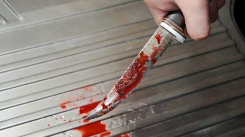 Бывший уголовник ударил сургутянина ножом в живот на улице Мелик-Карамова