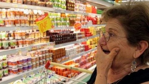 Россияне начали замечать рост цен на продукты и скупать импортную технику — на всякий случай