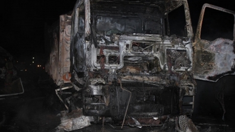 На трассе под Ханты-Мансийском после столкновения сгорели два грузовика, погибли люди. ФОТО