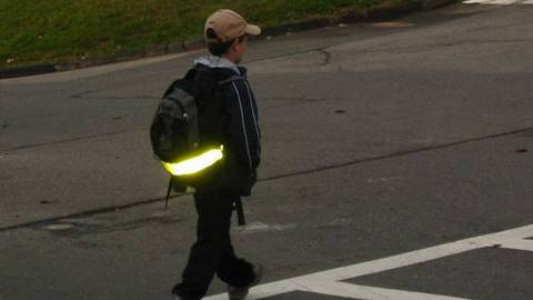 Новое в ПДД: светоотражатели стали обязательным элементом одежды пешехода