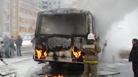 На улице Губкина в Сургуте ночью загорелся автобус