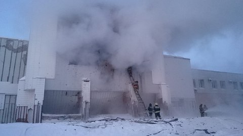 «Горело и раньше, но так сильно-в первый раз». В Нижневартовске загорелось здание бывшего ресторана «Юность». ВИДЕО 
