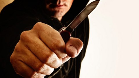 На сургутянина в подъезде напали трое мужчин: угрожая ножом, отобрали барсетку