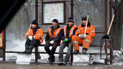 Гастарбайтерам станет выгоднее работать в Казахстане, чем в Москве