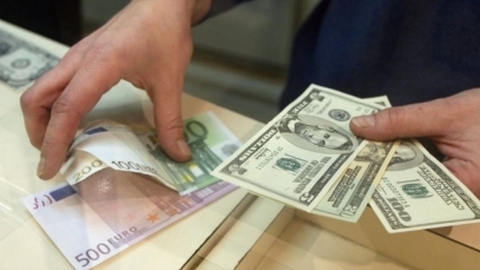 Немного успокоились. «Коридор» между покупкой-продажей валюты в банках Сургута уменьшился в два раза