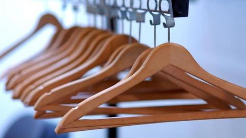Крупнейшие сети одежды приостановили поставки в РФ — магазины ждут снижения курса валют