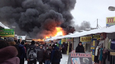 В Нижневартовске горит рынок. Столб дыма виден практически со всех концов города. ФОТО, ВИДЕО