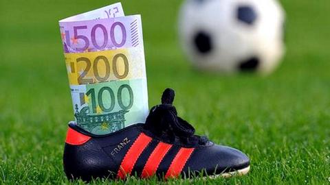 Министр спорта РФ предложил выплачивать зарплату в клубах и лигах по курсу 37,7 рубля за доллар