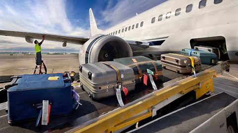 Прилетели налегке. Пассажиры чартера «ЮТэйра» лишились багажа — чемоданы остались в Таиланде