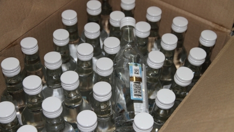 В Сургуте полицейский с товарищем похитил вещдоки — ящики с контрафактным алкоголем