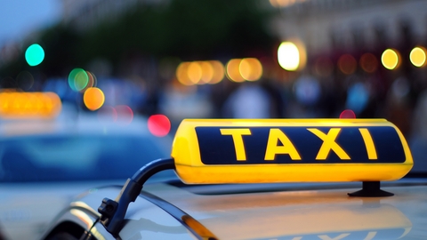 В Москве надзорные органы попросят проследить за тарифами на такси в новогоднюю ночь 