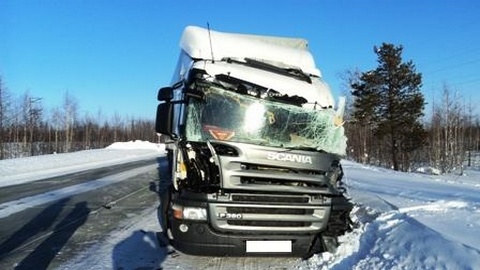 В Югре столкнулись два грузовика: погиб один человек
