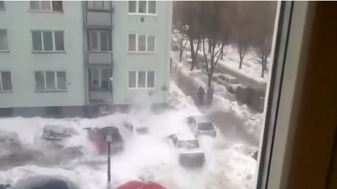 Не в то время, не в том месте! Сход снежной лавины на парковку стал новым хитом YouTube. ВИДЕО