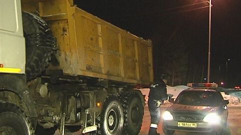 Пьяный водитель грузовика в Лангепасе устроил ДТП и попытался скрыться. ФОТО