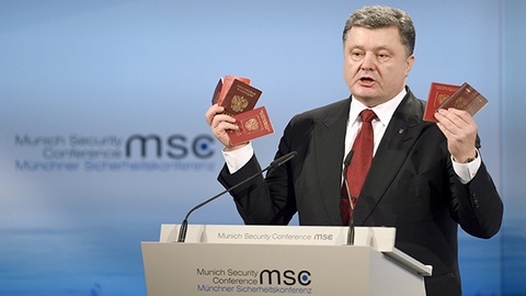 В Мюнхене Порошенко показал паспорта российских военных. Киев не подтвердил их подлинность