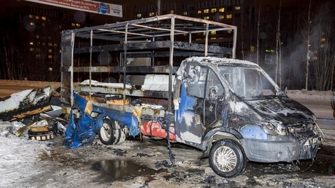 В Сургуте ночью пожарные спасли двух человек из горящей «Газели»