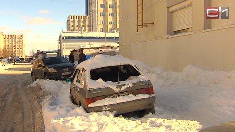 Сезон падения снега с крыш в Сургуте открыт. Чистить кровли пока никто не торопится