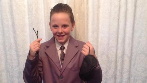 Маска для глаз и кабельные стяжки. Во Всемирный день книги 11-летний мальчик шокировал школу костюмом из «50 оттенков серого»