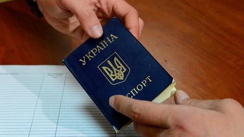 Предъявите нацпаспорт. Центробанк запретил российским банкам выдавать украинцам деньги по справкам беженцев