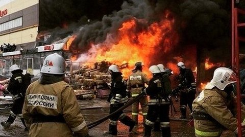Один человек погиб, 28 пострадали. Крупный пожар произошел в торговом центре в Казани. ФОТО