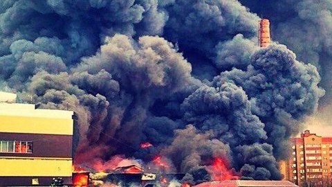 Число погибших при пожаре в казанском ТЦ выросло до 5, под завалами еще около 25 человек