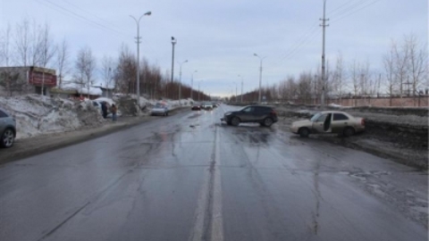 Два Hyundai столкнулись в Сургуте. Пострадали женщина и 3-летняя девочка