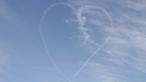 На авиашоу в Сургуте пилоты украсили небо огромным сердцем. Сургутяне остались в восторге