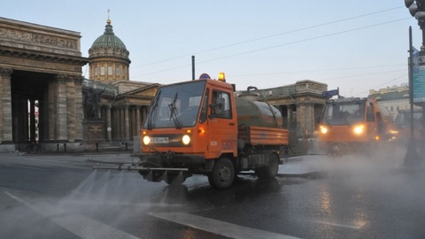 Надо, надо умываться даже улицам. Петербург будут пылесосить и мыть шампунем после зимы