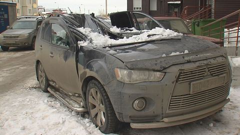 Машина всмятку. В Сургуте на припаркованное у дома авто рухнул снег с крыши