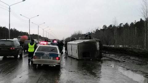 Аварийная пятница. В Сургуте на Тюменском тракте перевернулся пассажирский микроавтобус. ВИДЕО